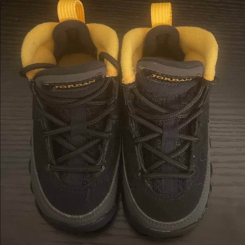 Air Jordan 9 Retro ‘Dark Charcoal University Gold’